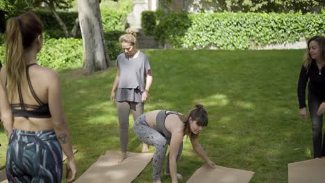 Sportive-people-with-yoga-mats-in-park